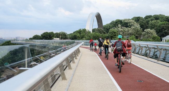 Эксперт о пешеходном мосте в Киеве: «Велосипедистам тут не место» 