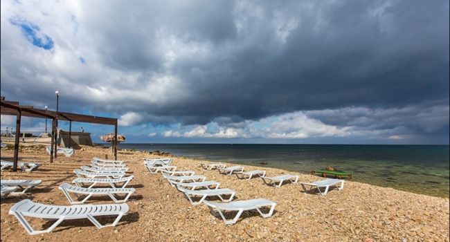 Сточные воды попадают в море, мусор не вывозят неделями, а туристов очень мало: в оккупированном Крыму «разгар» курортного сезона 