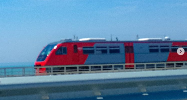 По Крымскому мосту проехал первый пассажирский поезд
