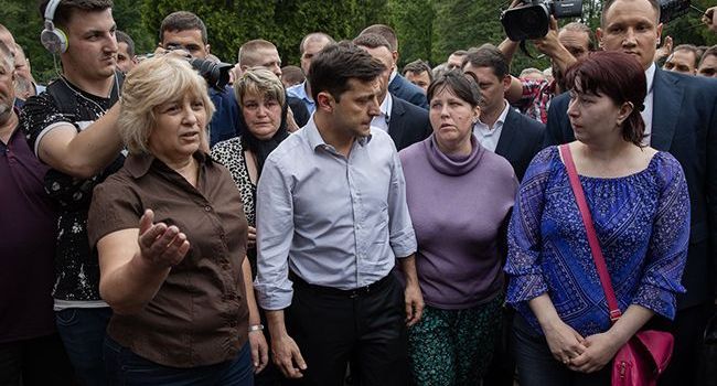 Перепалка Зеленского и журналистки «Прямого»: люди поддержали президента