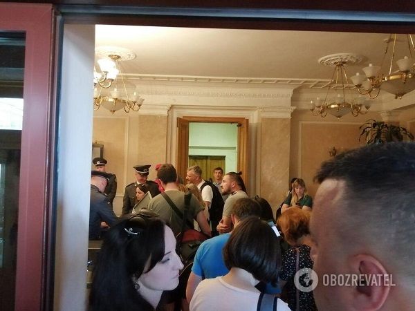 «Кошмар и столпотворение»: Зеленский пришел на брифинг с опозданием и не пустил 30 журналистов
