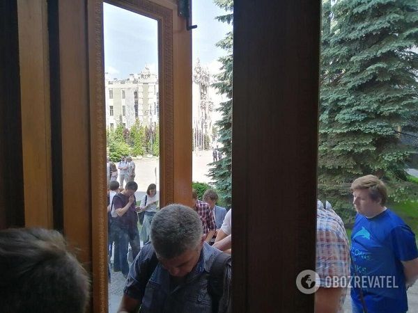 «Кошмар и столпотворение»: Зеленский пришел на брифинг с опозданием и не пустил 30 журналистов