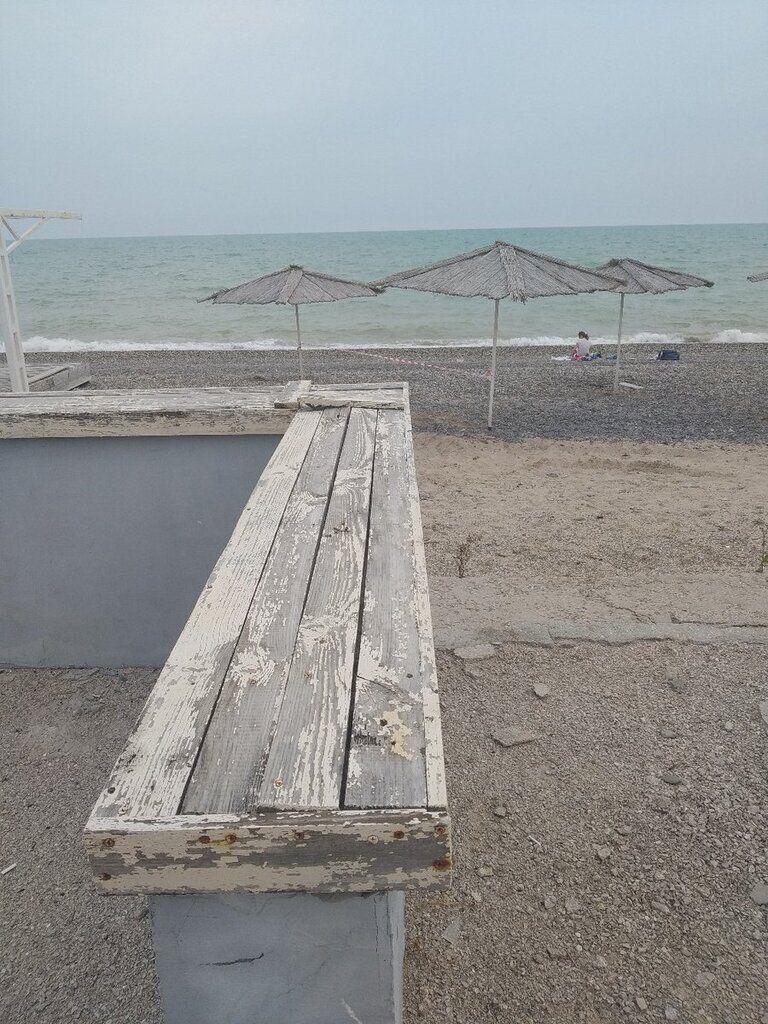 «Пришла Россия – пришла разруха»: в сеть попали снимки пустых крымских пляжей 