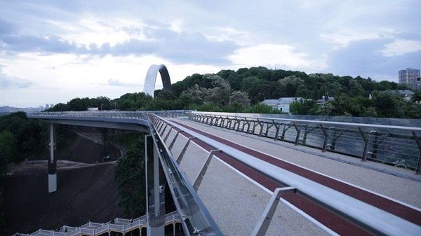 «Улегся гусасфальт»: мост Кличко в Киеве закрыли на ремонт 