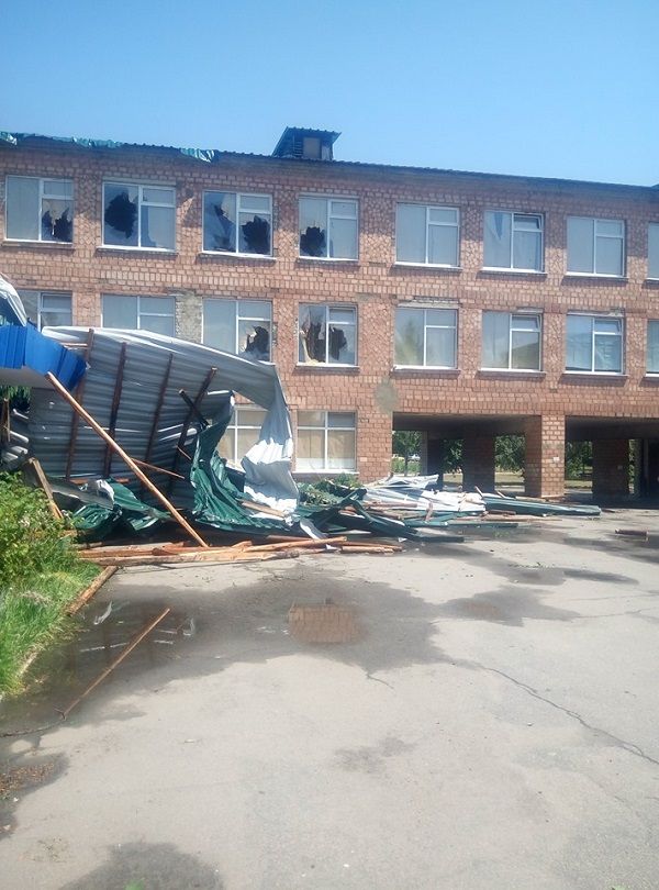 Сорваны крыши, выбиты окна: в сети показали последствия урагана возле Луганска