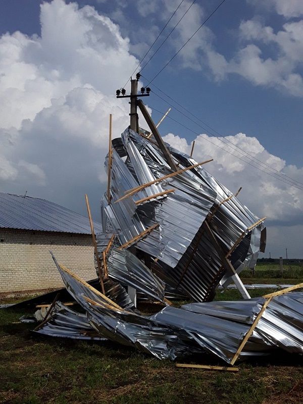Сорваны крыши, выбиты окна: в сети показали последствия урагана возле Луганска
