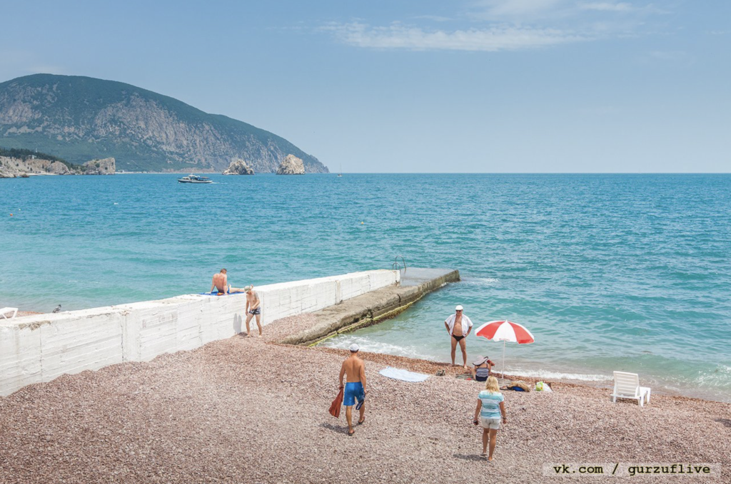 «Не то что бы – вообще никого...»: в сети показали новые фото пустых пляжей Крыма с дохлой рыбой 