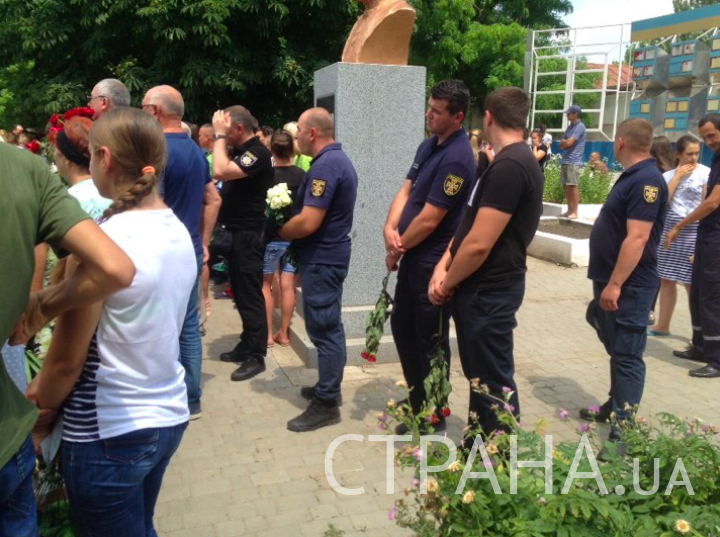 «В доме Тарасовых было много крови»: в Ивановке похоронили 11-летнюю Дашу Лукьяненко 