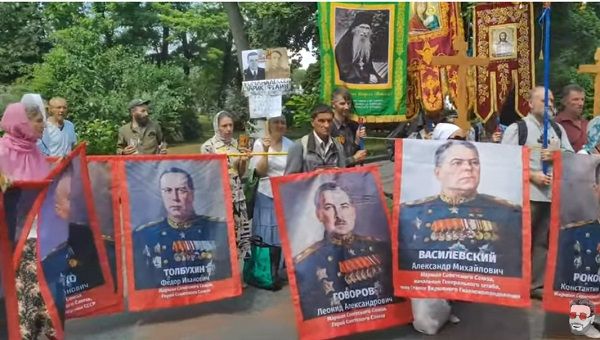 В центре Киева состоялся крестный ход с портретом Сталина: опубликовано видео 