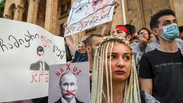«Ну вот как можно так по-скотски поступать?»: в сети высмеяли ответ Путина на массовые протесты в Грузии