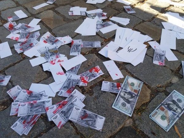 «Капитуляция Европы перед Россией»: австрийское посольство в Киеве забросали окровавленными псевдокупюрами