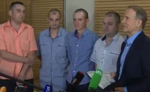 Медведчук привез из Ростова в Минск 4 освобожденных из плена украинцев