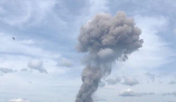 В небо поднялся огромный гриб: на военном заводе в России прогремели мощные взрывы