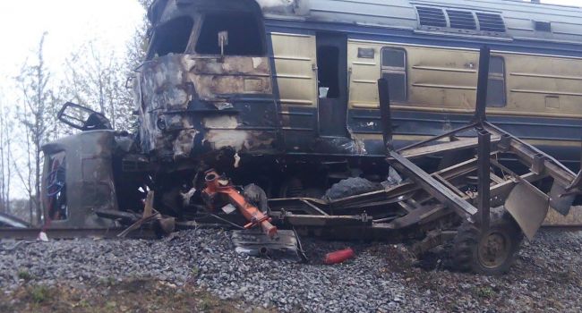 День проблем в России: из-за столкновения на ж/д переезде загорелся грузовик и пассажирский поезд