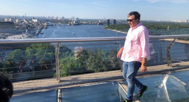 «Растаял от теплого приема»: Саакашвили на пару с Кличко «познакомился» с «уставшим» стеклянным мостом в Киеве