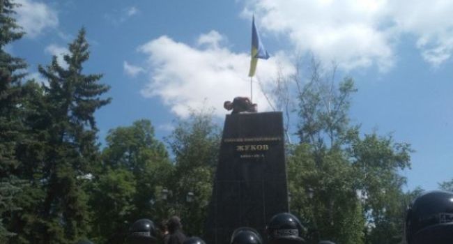 Кернес не углядел: в Харькове свалили бюст Жукова