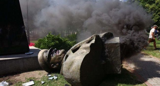 «Украина – это нацизм»: в России бомбануло из-за уничтожения памятника Жукову в Харькове