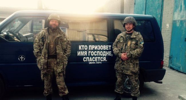 «Привет от братского народа»: боевики на Донбассе расстреляли автомобиль капеллана