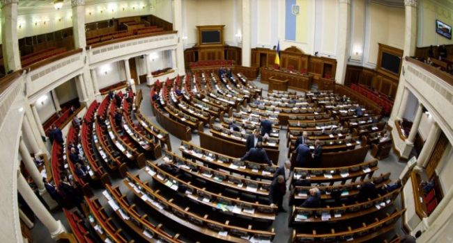 Половина украинцев требуют от обновлённой ВРУ внедрения позитивных изменений в стране