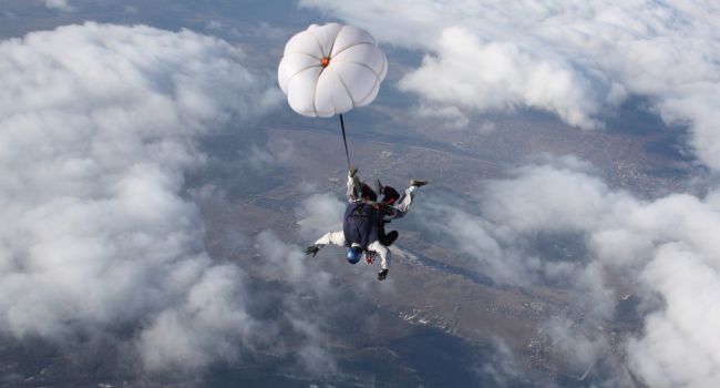 Возраст - не помеха: 97-летний американец прыгнул с парашютом 