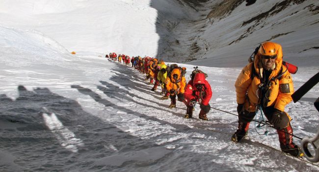 Эксперты объяснили, почему покорители Эвереста стали погибать чаще 