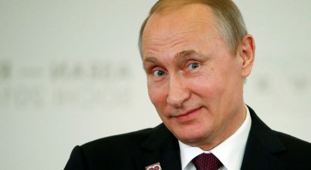 «Она беременная!» Путин отличился новой шуткой во время форума 