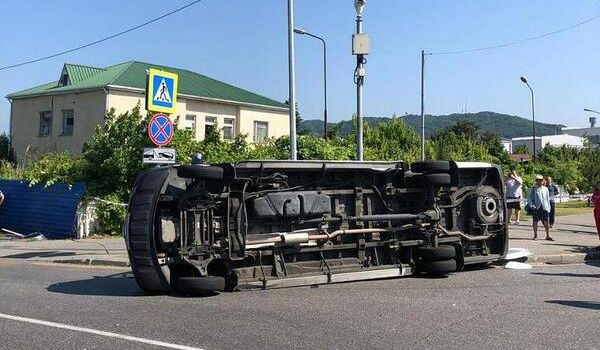 В Сочи произошло страшное ДТП с автобусом туристов: в сети опубликовали видео с места происшествия 