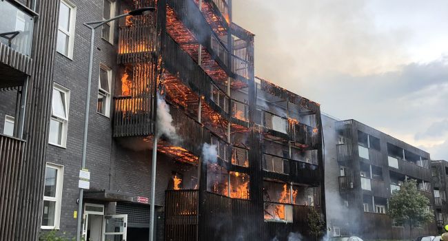 Пожар в Лондоне практически полностью уничтожил многоквартирный дом 