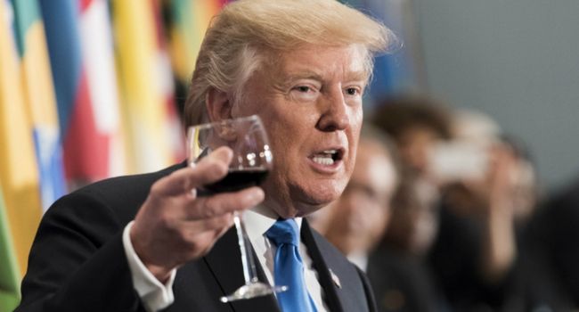 «Отличное качество»: Трамп анонсировал введение пошлин на французское вино