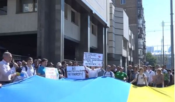 «Нет Конституционному перевороту!»: противники роспуска Рады организовали митинг возле здания КСУ
