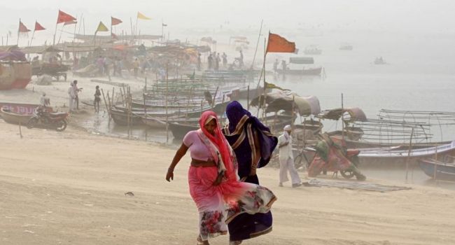 Срочная эвакуация: к Индии приближается мощный тропический шторм 