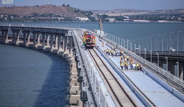 Крымский мост соединен с Россией железной дорогой: в сети опубликованы фото и видео