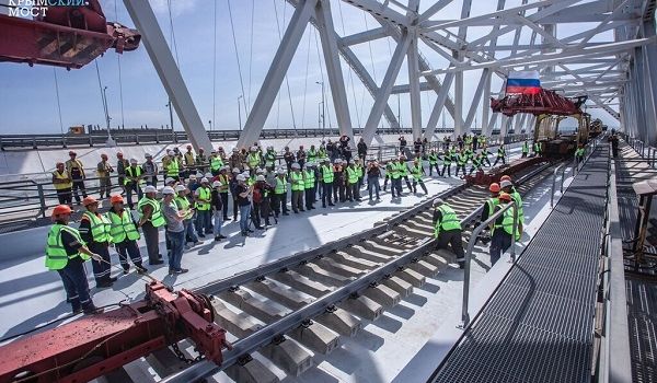 Крымский мост соединен с Россией железной дорогой: в сети опубликованы фото и видео