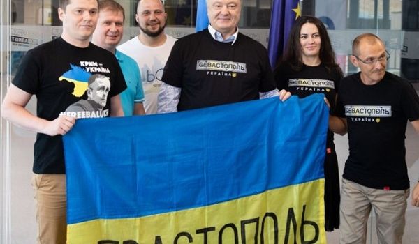 Порошенко провел встречу с волонтерами из Крыма Порошенко провел встречу с волонтерами из Крыма