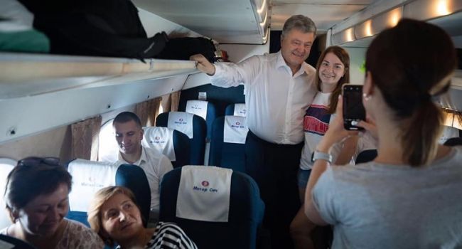 «Я теж хочу селфі з найкращим президентом»: Порошенко здивував українців з’явившись на рейсовому літаку 