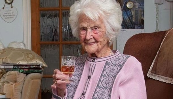 «Каждый день пила виски»: В возрасте 112 лет скончалась старейшая жительница Великобритании 