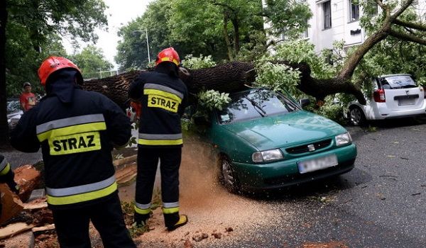 Мощнейший ураган прошелся Польшей: без энергоснабжения тысячи домов 