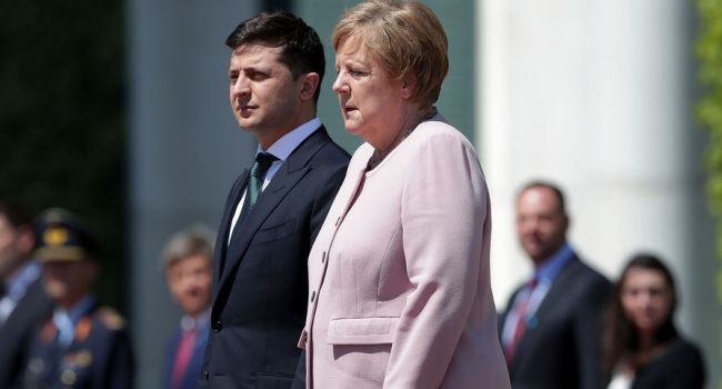 «Помог бы ей отойти в тень, предложил бы воды»: в РФ Зеленского жестко пристыдили из-за Меркель 