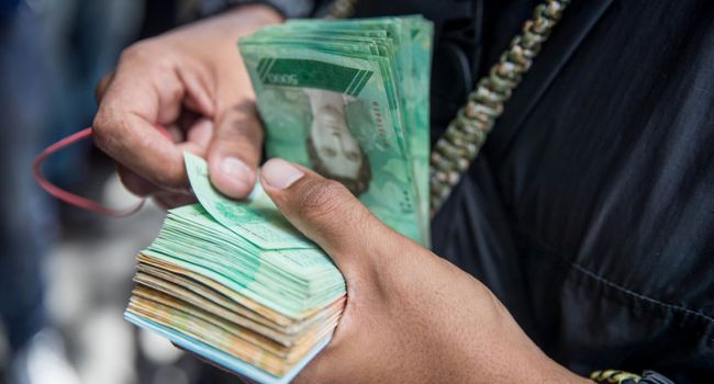 В Венесуэле ввели в обращение купюру, номинал которой больше минимальной зарплаты в стране