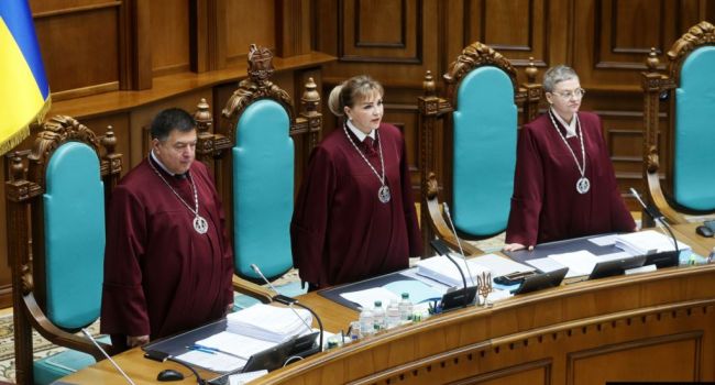 КСУ поддержал Зеленского и признал решение о роспуске Рады конституционным 