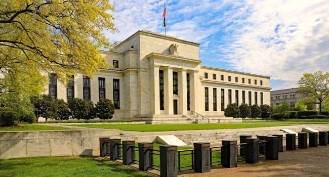 По итогам заседания руководства ФРС США было принято решение не менять базовую процентную отставку