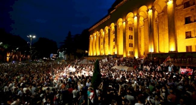 Антироссийские протесты в столице Грузии: протестующие заняли здание парламента