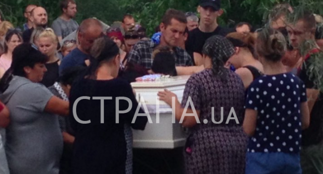 «В доме Тарасовых было много крови»: в Ивановке похоронили 11-летнюю Дашу Лукьяненко 