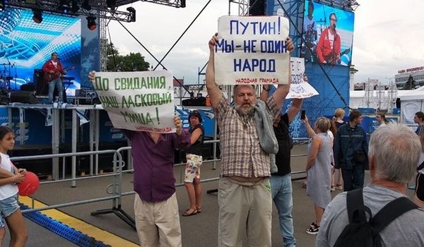 «Путин! Мы не один народ»: белорусы вышли на протест против объединения их страны с РФ 