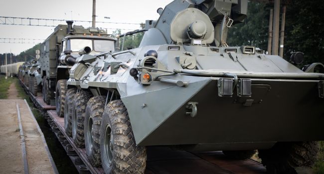 Путин перебросил в Беларусь большие эшелоны военной техники и сотни солдат