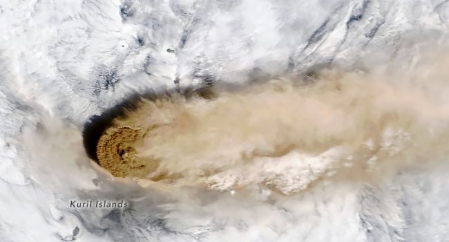 Астронавты МКС сняли из космоса мощное извержение вулкана