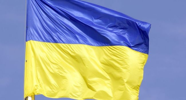 Донецк – это Украина: в День Конституции в центре города звучал гимн Украины и висел сине-желтый флаг