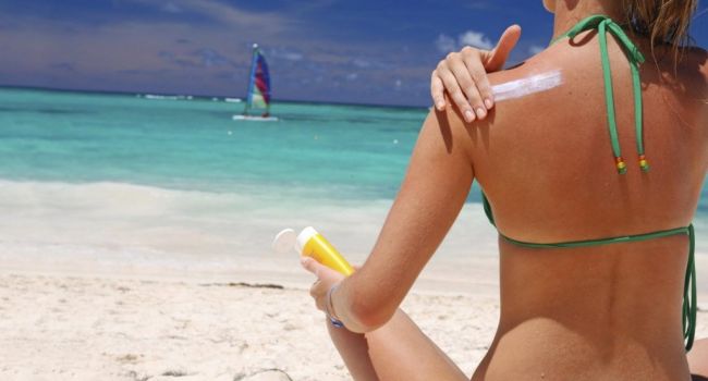 Ученые рассказали о смертельной опасности солнцезащитной косметики