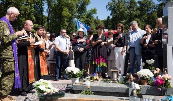 «Показал, насколько силен народ»: Порошенко почтил память украинского Героя Василия Слипака 