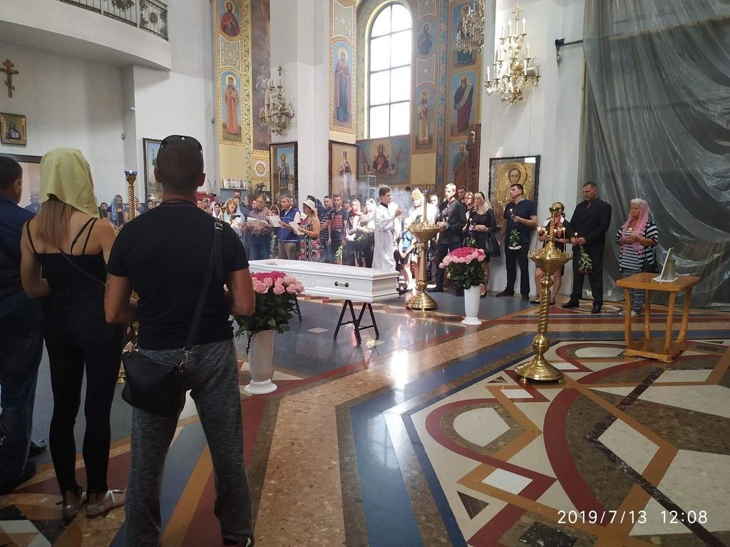 В сети показали открытый гроб с телом Анастасии Ковалевой, которую поджег любимый 